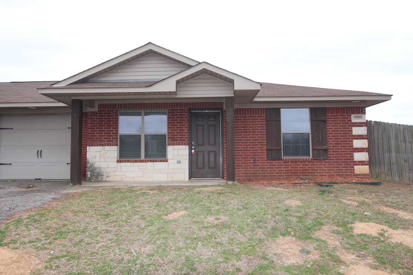 Coming Soon: 2 Bedroom Duplex for Rent in Lindale! – photo 1