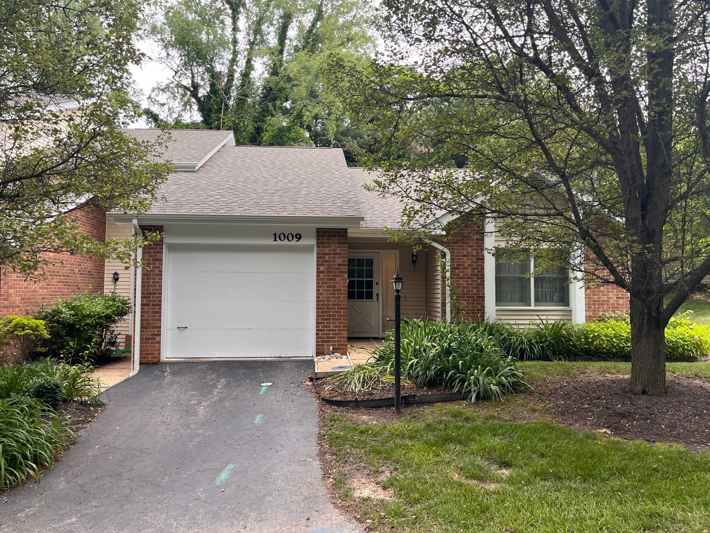 2 Bedroom, 2 Bath Townhouse – photo 1