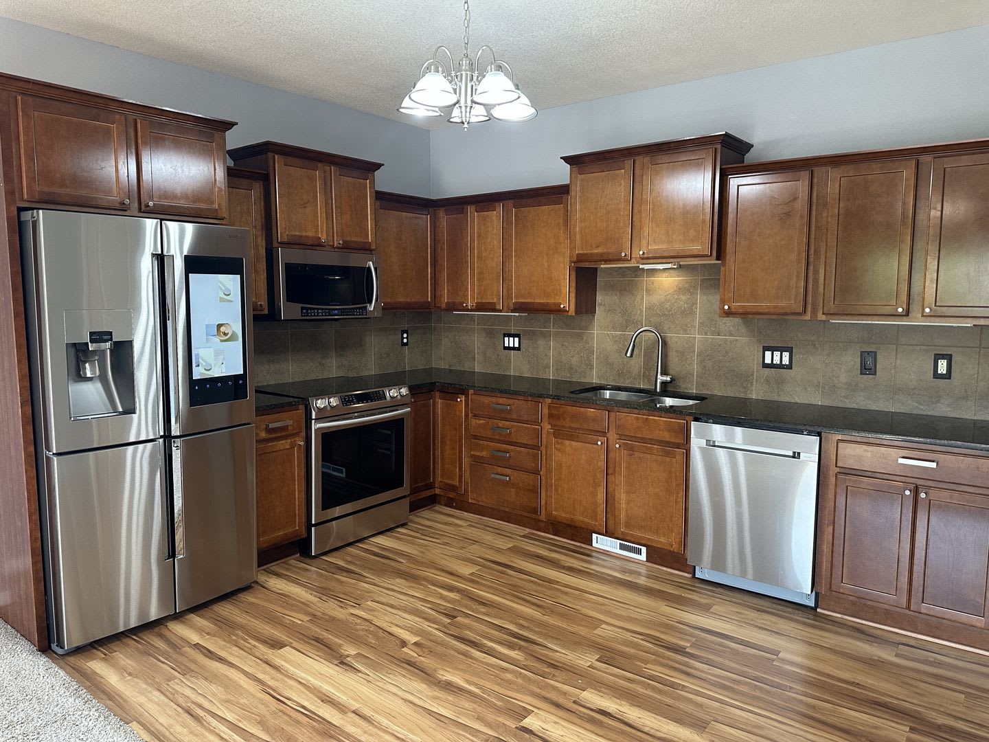 Large 3-Bedroom, 3.5-Bathroom Townhome – photo 2