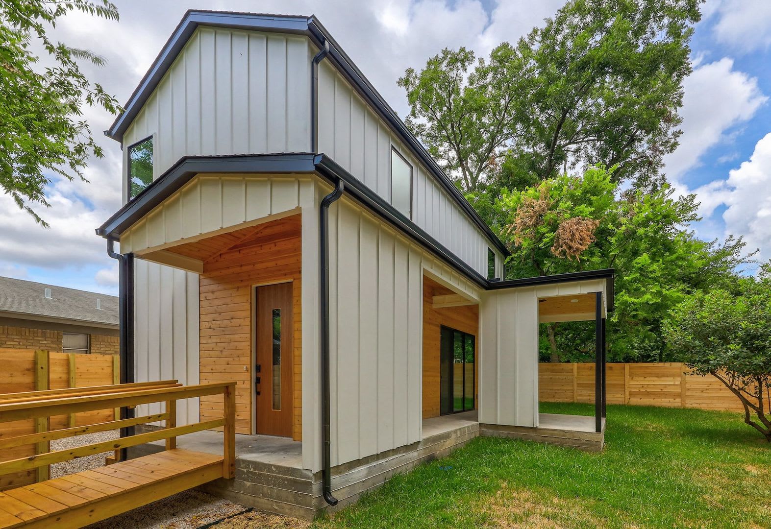 Modern and Cozy Retreat in Austin's coveted Windsor Park neighborhood! – photo 1