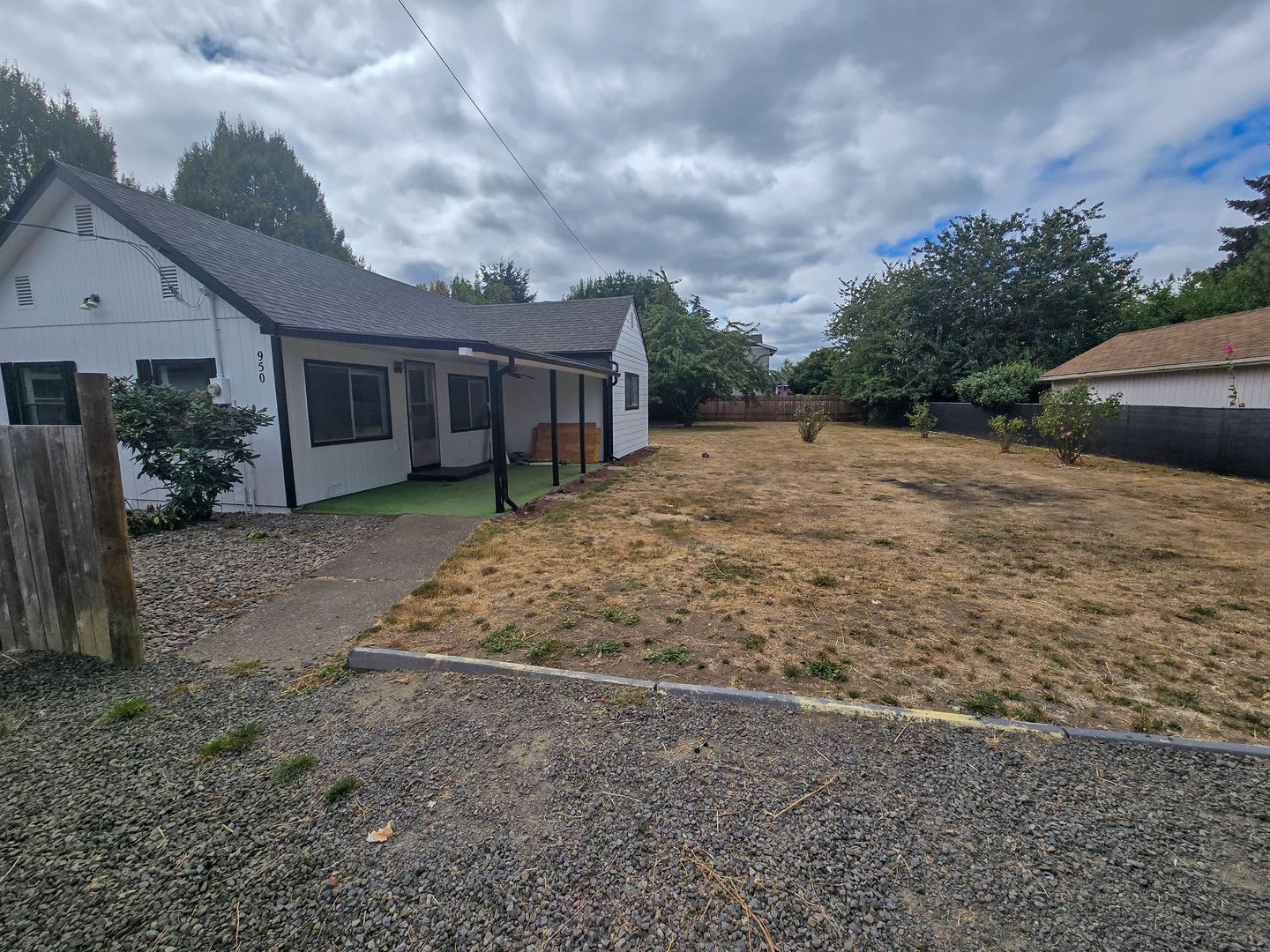 RENT SPECIAL: $750 Off First Full Month's Rent With One Year Lease! ~ Marks 950 – photo 2