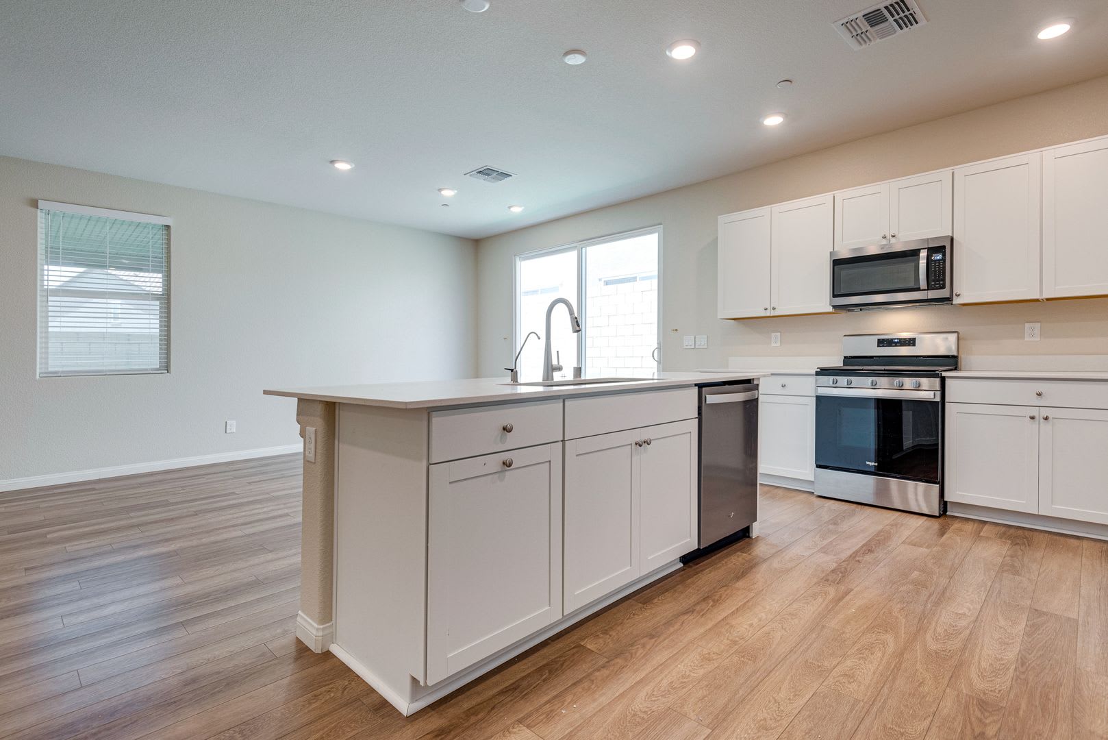 Beautiful 4-bedroom, 3-bath single-family home located in a gated community – photo 2