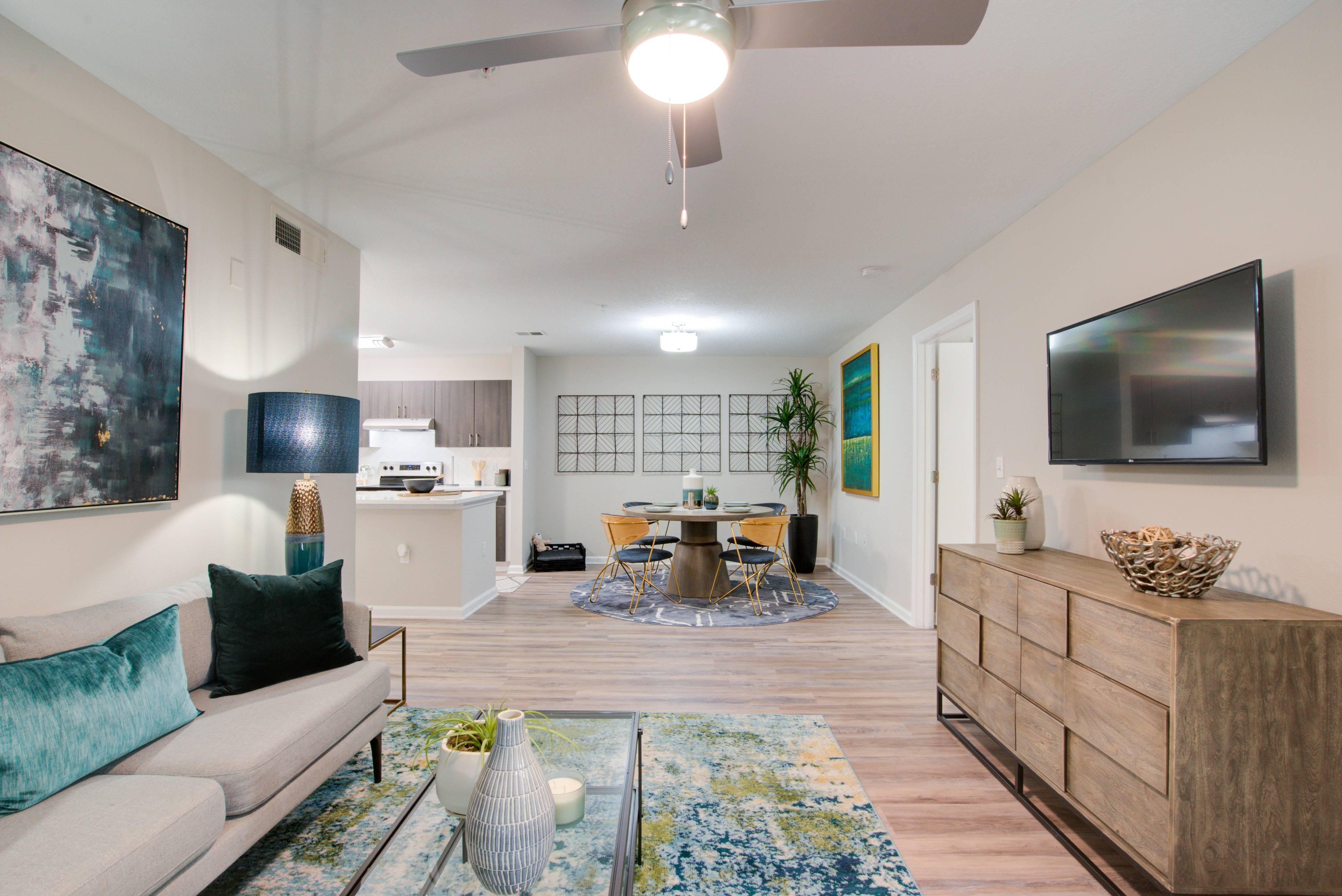 Tampa Woods Apartments – photo 2