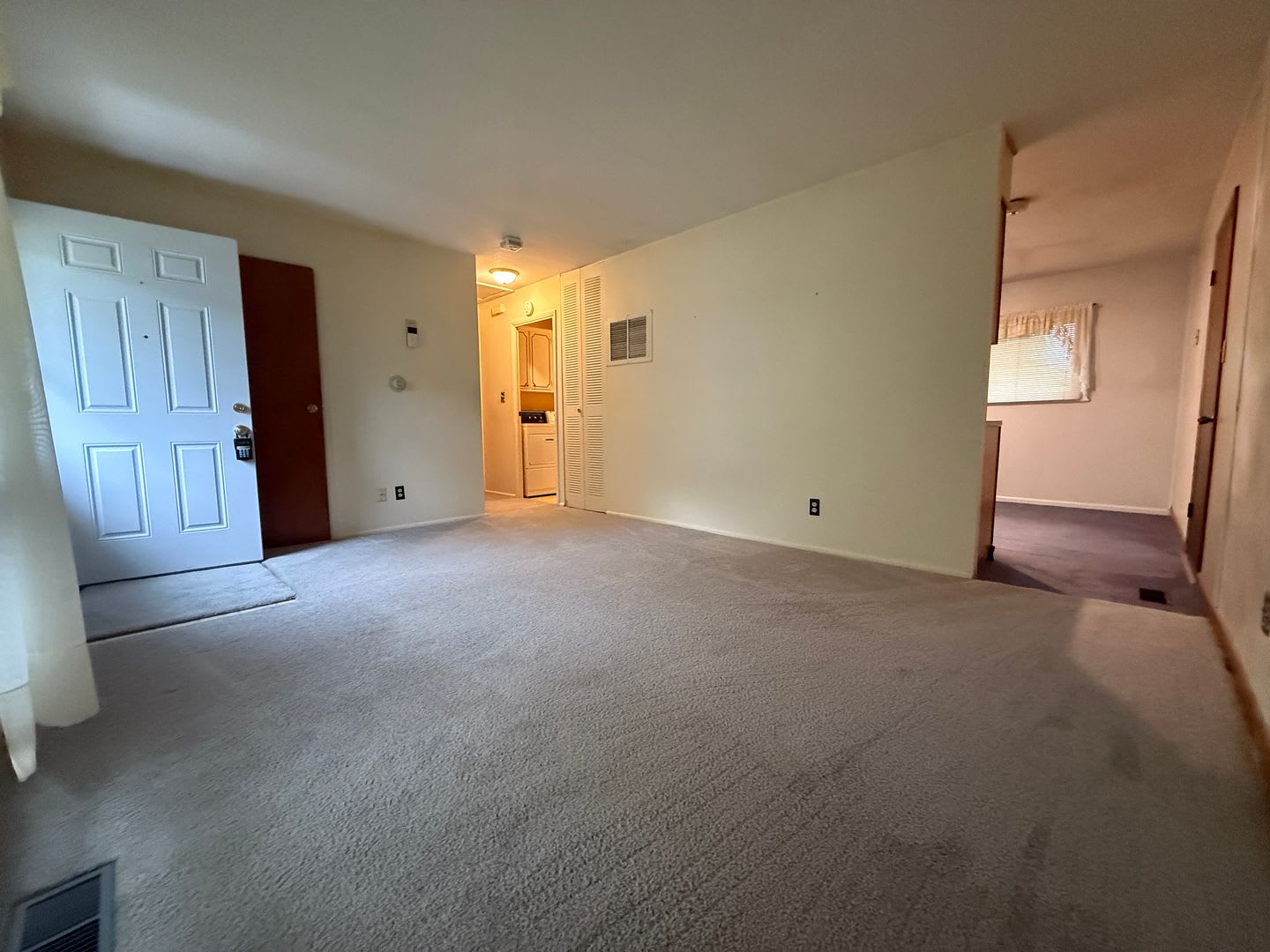Cozy 2-Bedroom with Garage on a Spacious Lot – photo 2