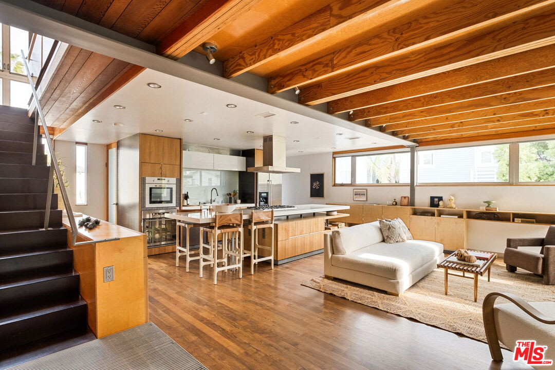 724 Superba Avenue – photo 1