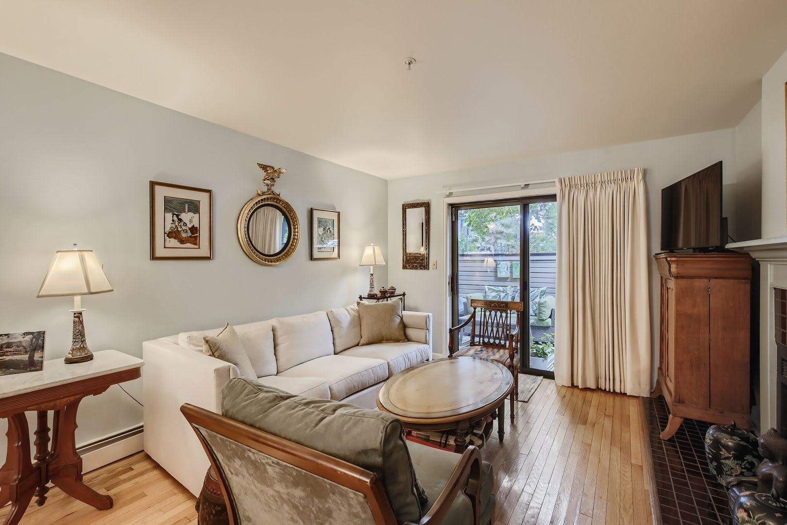Ideal Downtown 1 Bdr Close To Shops Trails – photo 3
