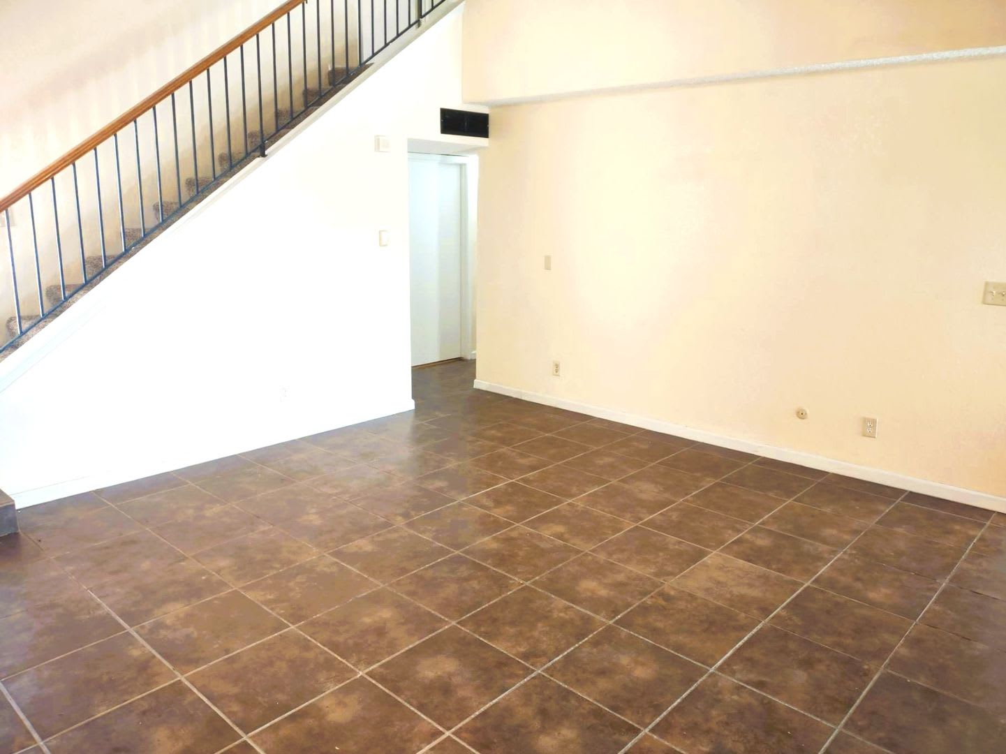Great Two Story Eastside Townhome With Refrigerated Air Located In Quiet Well Established Neighborhood – photo 4