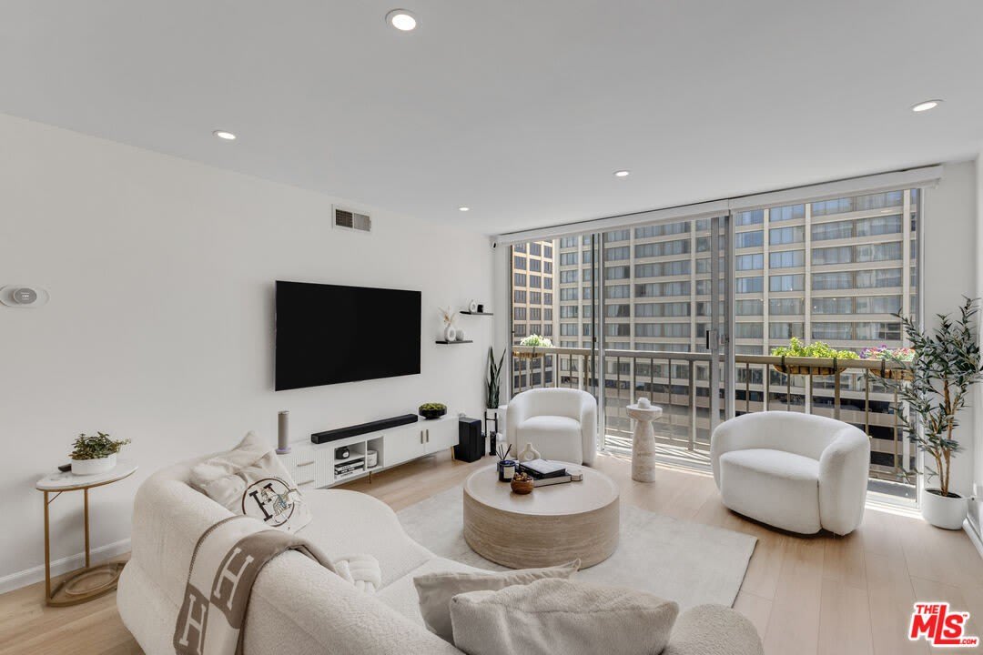 10747 Wilshire Blvd – photo 2