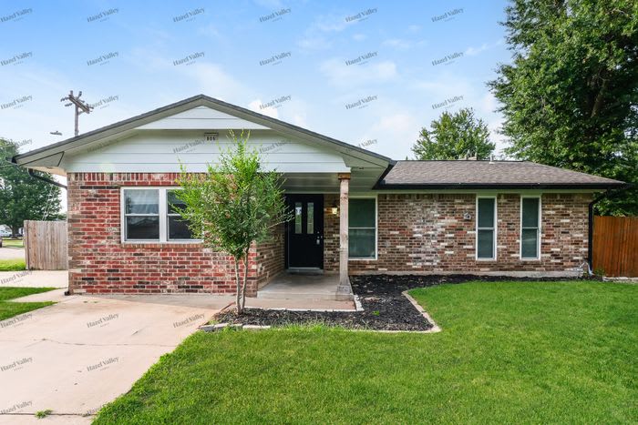 806 South Meadow Lane – photo 1