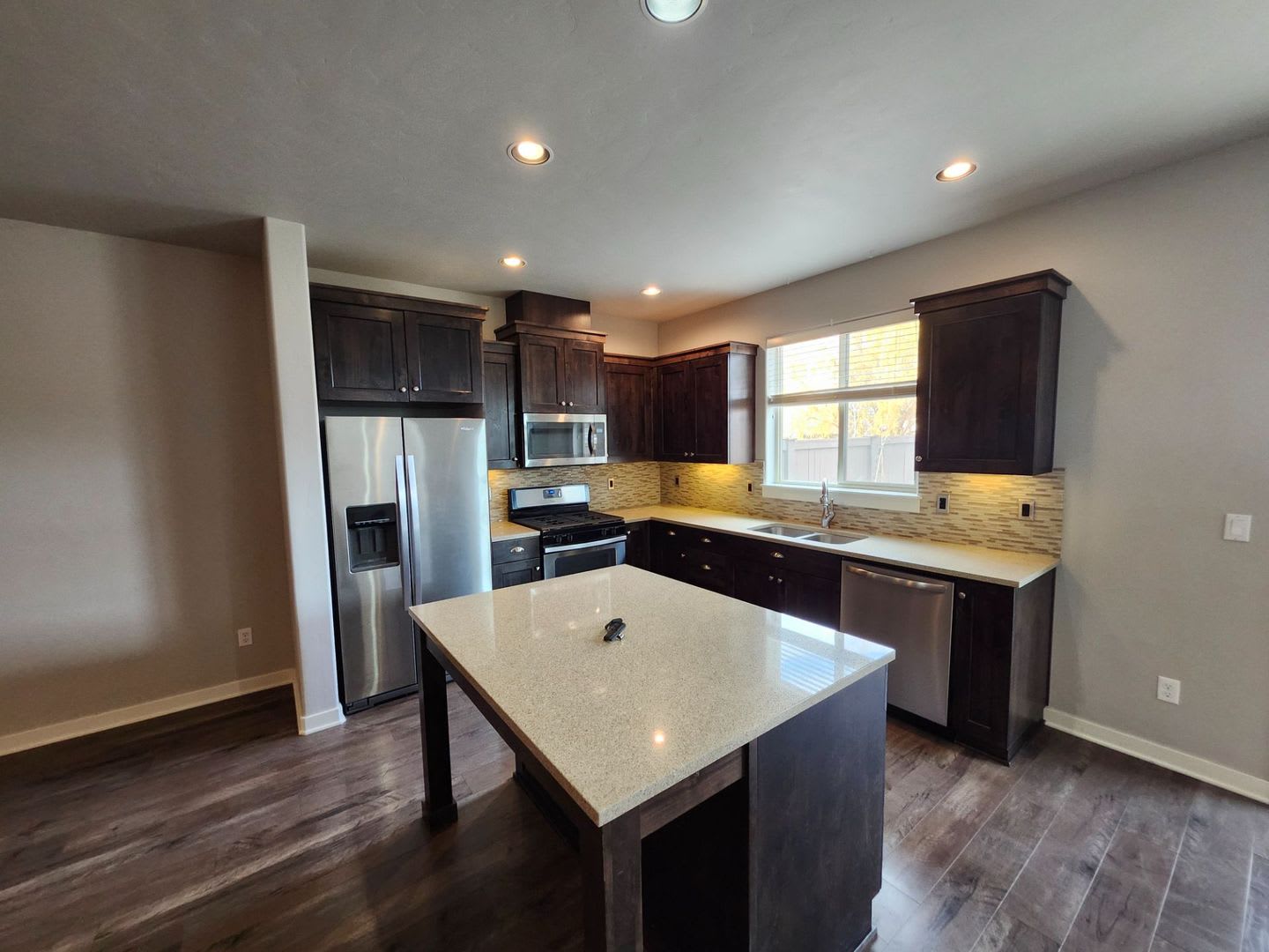 Beautiful 3 Bed 2 5 Bath Pahlisch Townhome With Fully Fenced Backyard – photo 2