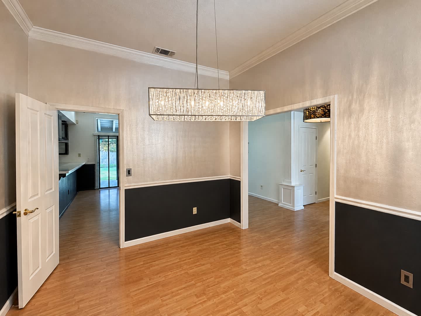 Landscaper’s Paradise: Charming 4-Bedroom Home in Highland Hills – Fair Oaks – photo 2