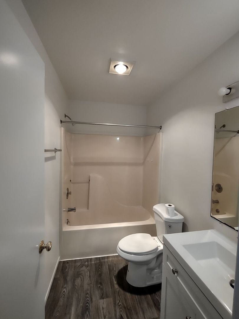 3 BR, 2 BA unit in QUITE 4 plex. Storage & W/D included – photo 4