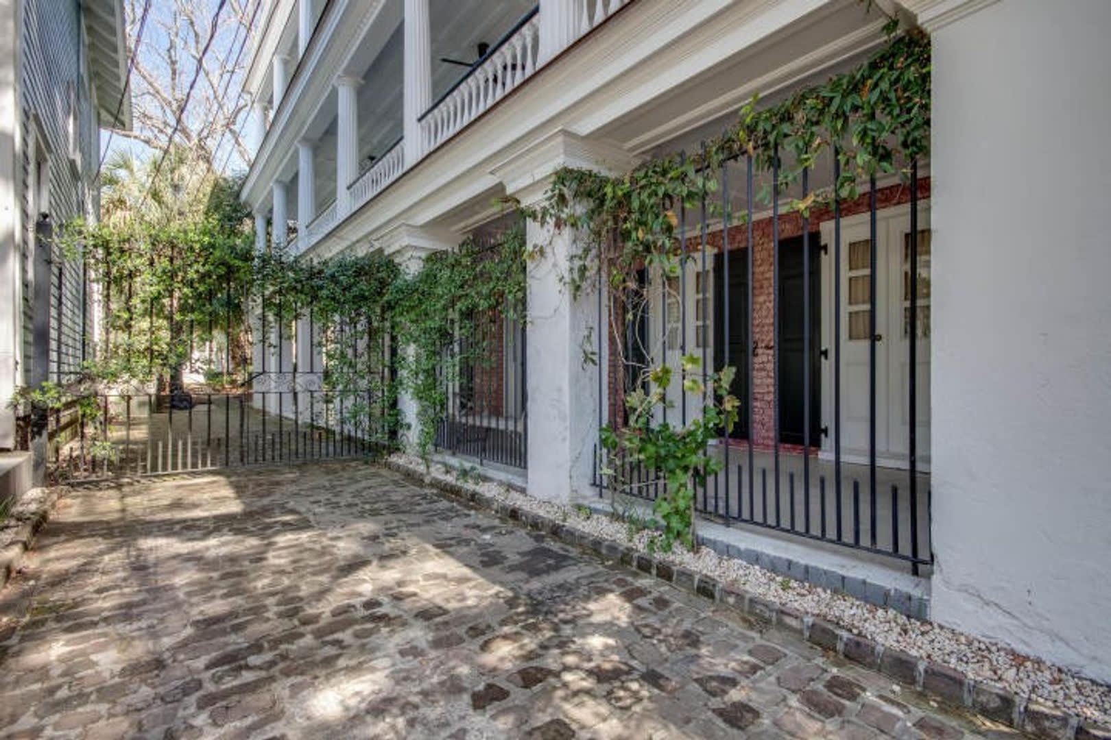 Beautiful 2 BR/1 BA Furnished Apartment Available in Downtown Charleston! – photo 5