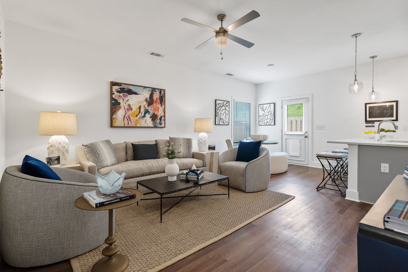 Stylish Home With Luxury Finishes And Attached Garage – photo 2
