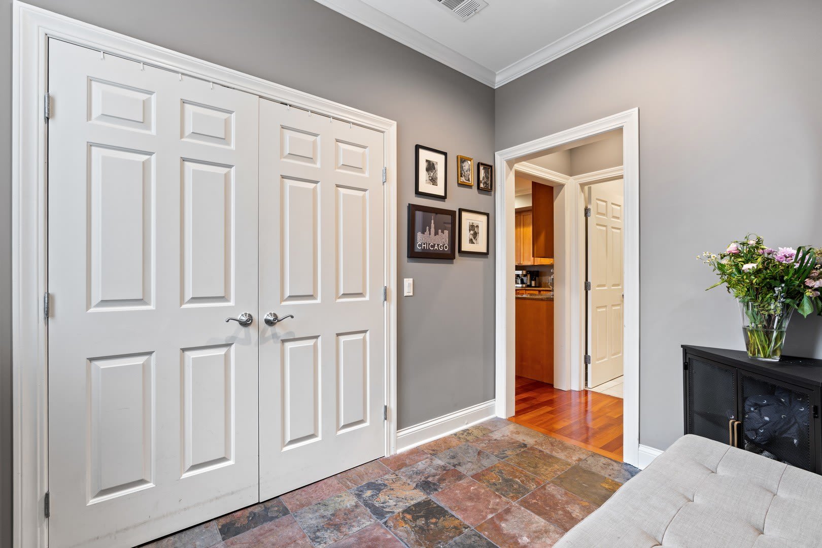 1056 W Lawrence Avenue – photo 2