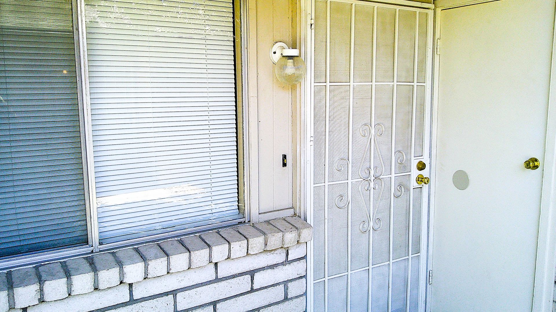 Adorable Single Level Eastside Duplex With Evaporative Air Located In Quiet Neighborhood – photo 1