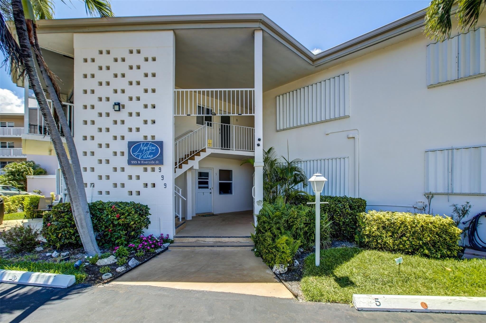 999 N Riverside Drive – photo 2