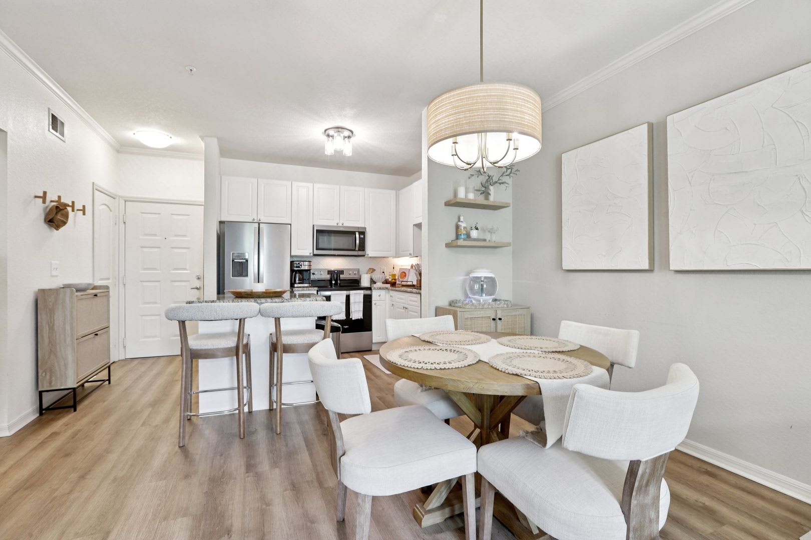 Beautifully Updated And Move In Ready This Fully Remodeled 1 Bedroom 1 Bath Condo Offers An Open Layout With High Ceilings And An Abundance Of Natural Light Throughout Located In The Westshore District – photo 5