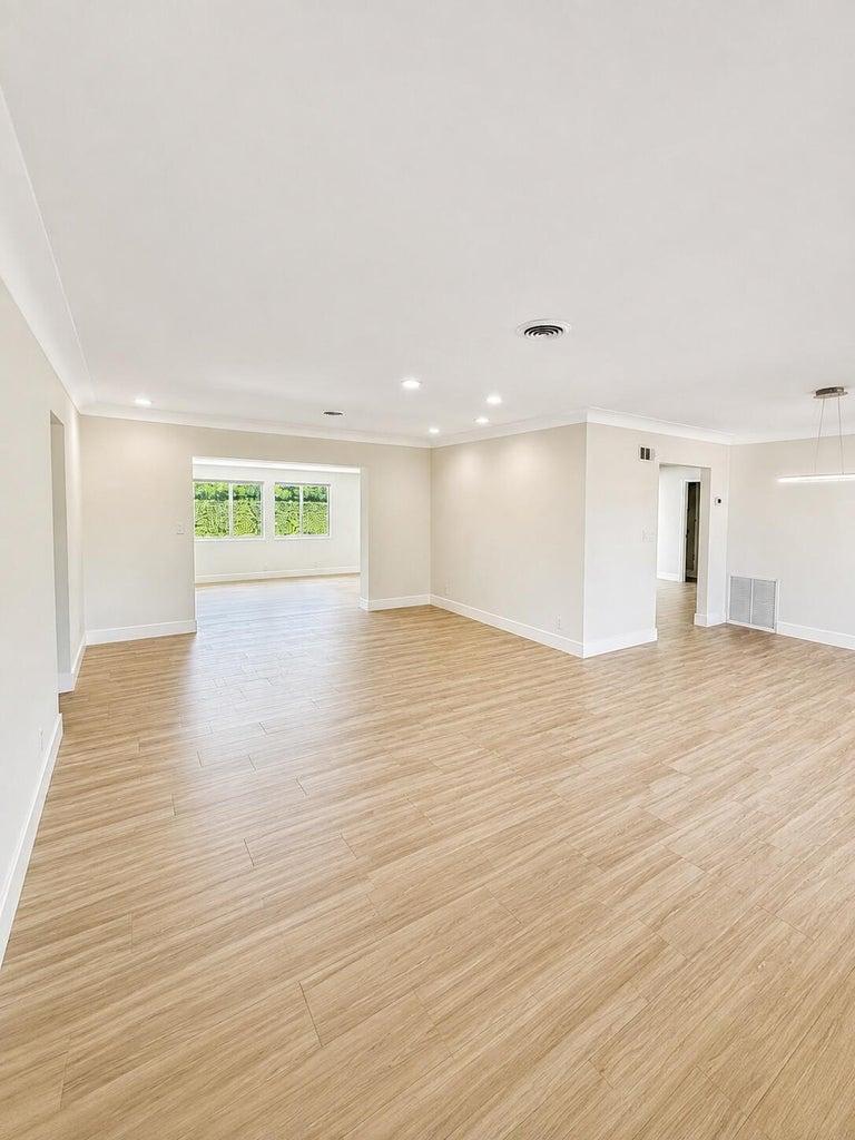 2910 NE 39TH Ct. – photo 2