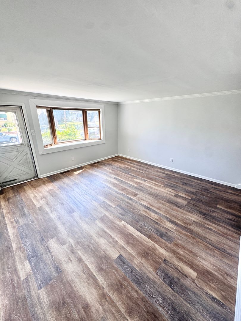 SUPER CLEAN THREE BEDROOM TOWNHOME – photo 4