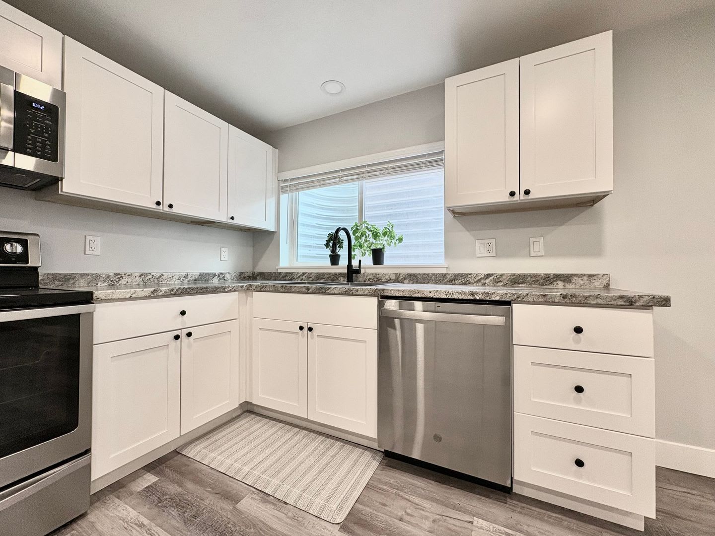 Fully Remodeled 2BR with Private Entrance, In-Unit Laundry & Parking – photo 3
