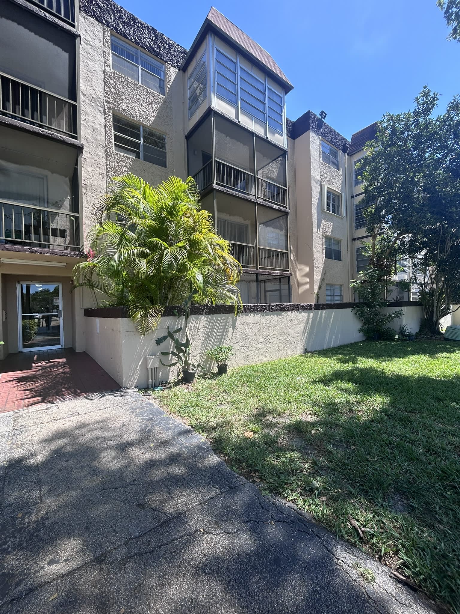7300 Nw 17th St – photo 1