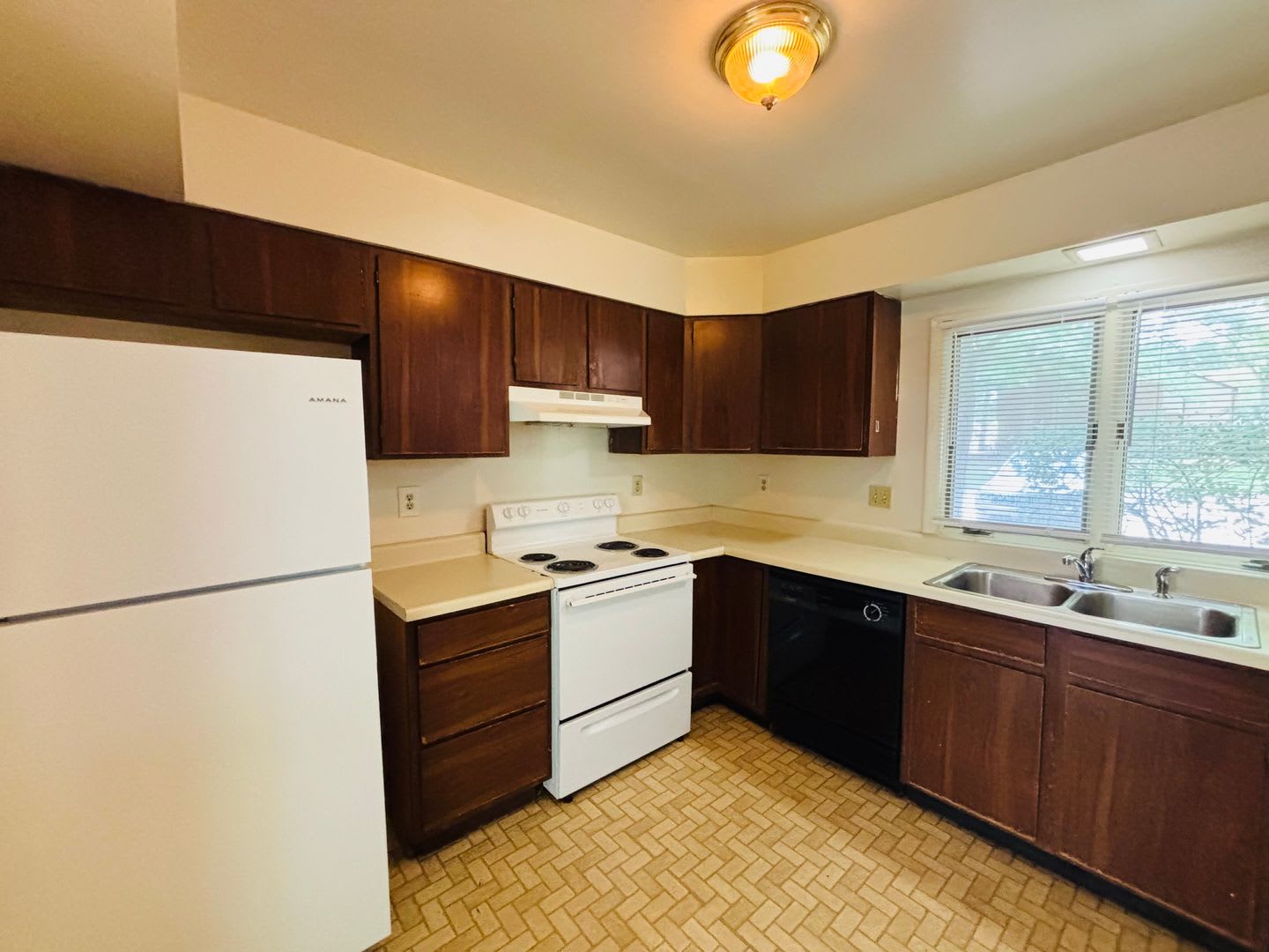 3 Bedroom 2.5 Bath Townhouse – photo 4