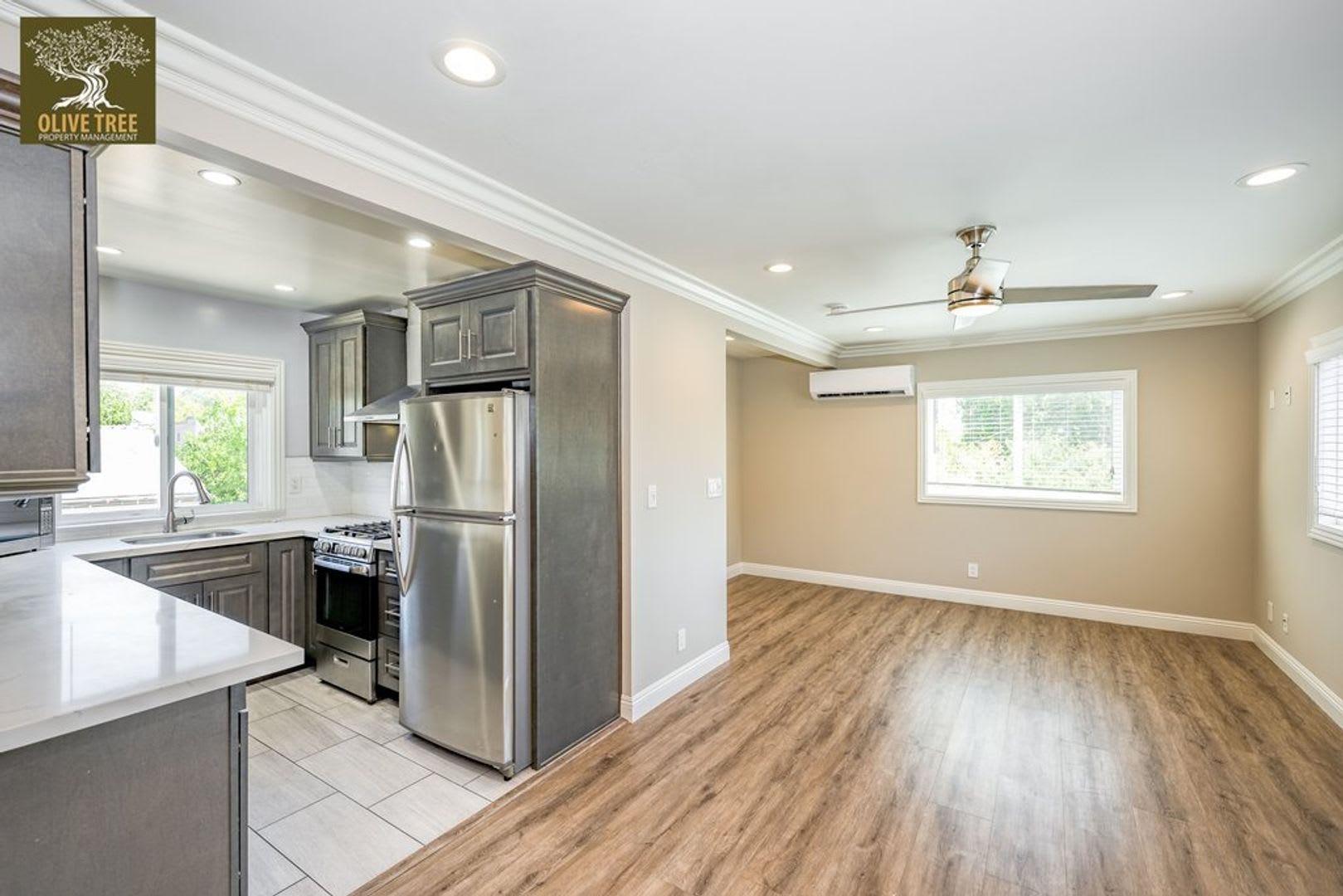 Fully Updated Spacious Studio Above Garages in Pasadena! – photo 4