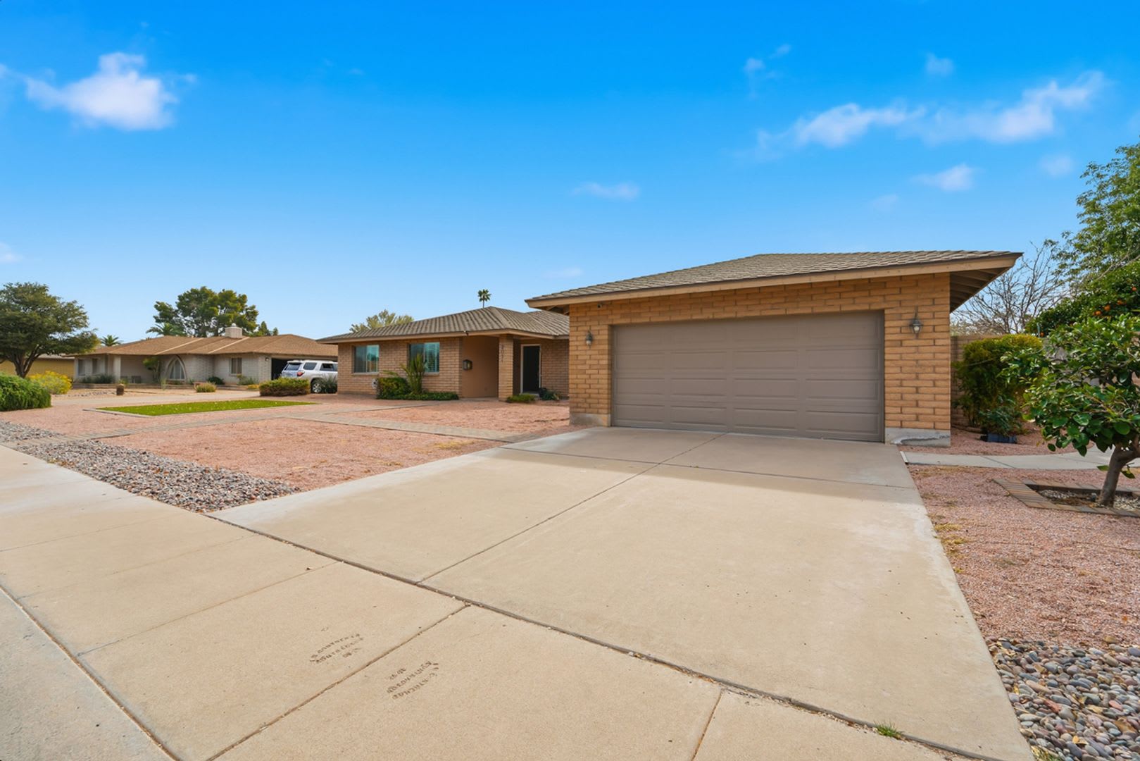Welcome to this beautiful 4-bedroom, 3-bathroom home with a sparking pool in Tempe Arizona! – photo 3
