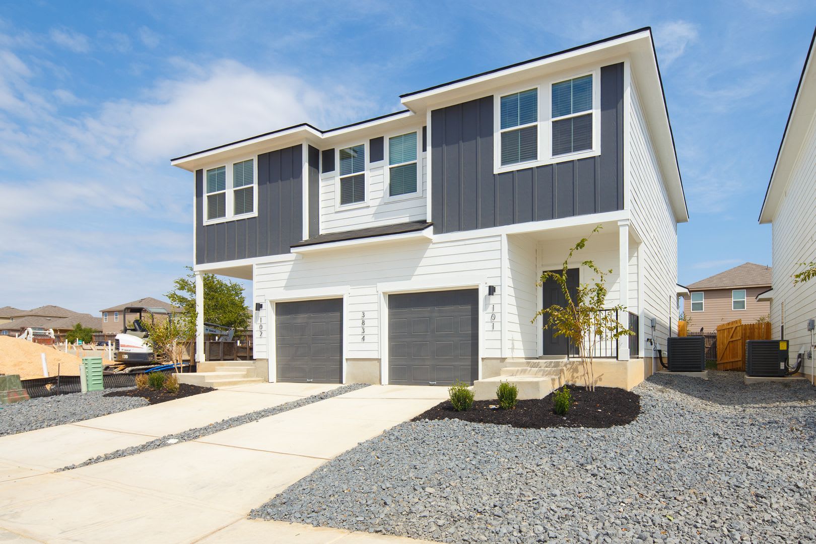 4 Week Free Move-In Special! Well-Maintained Townhome w/ Open Layout & Great Accessibility – photo 2