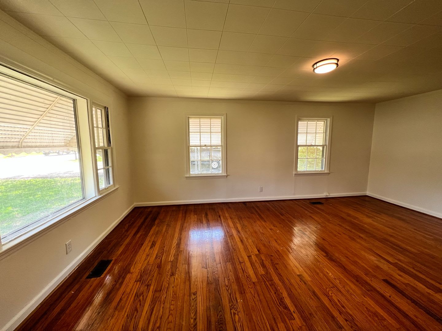 Now available! 2bedroom 1 bathroom with garage – photo 3