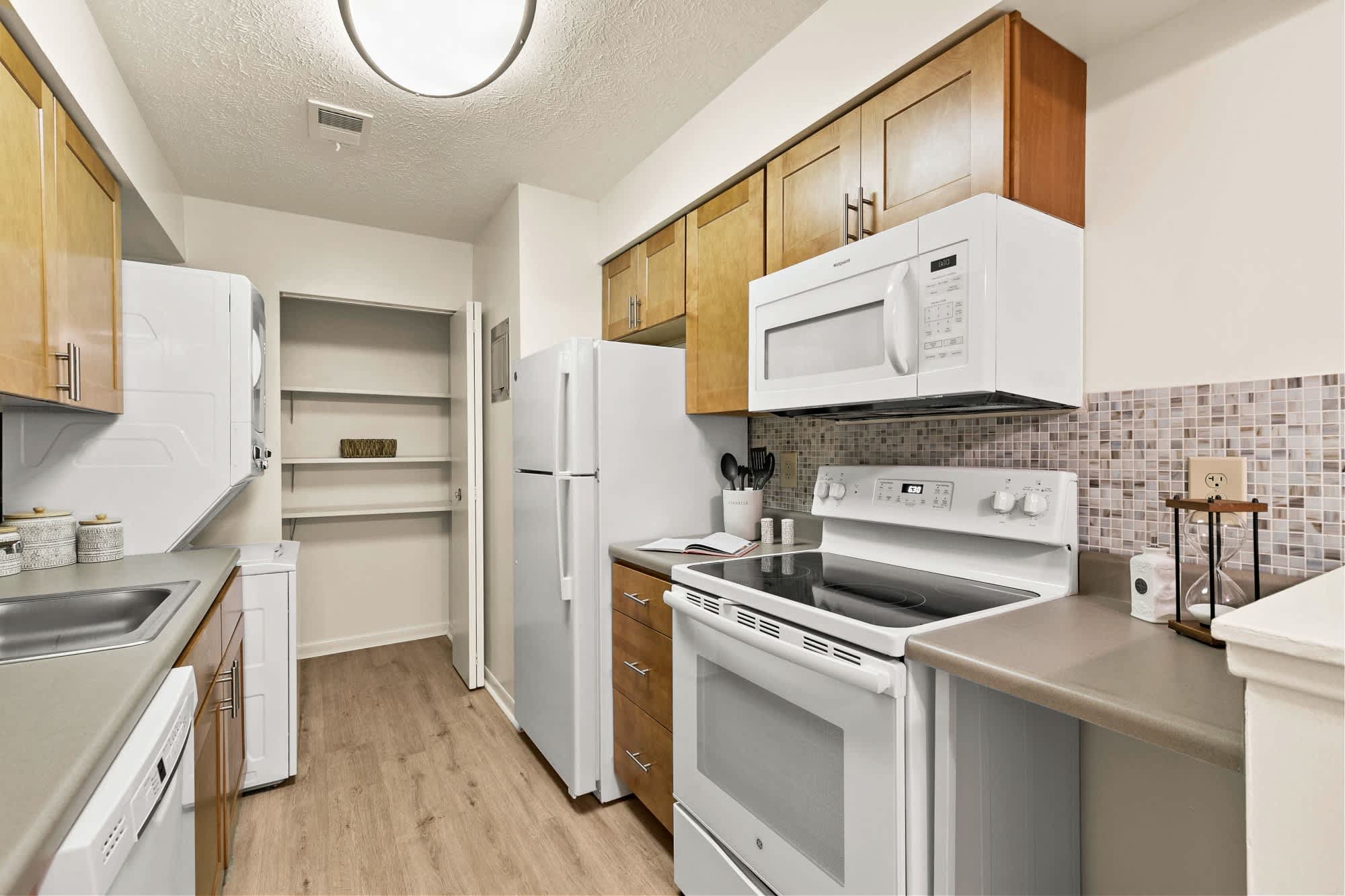 Country Club Apartments – photo 1