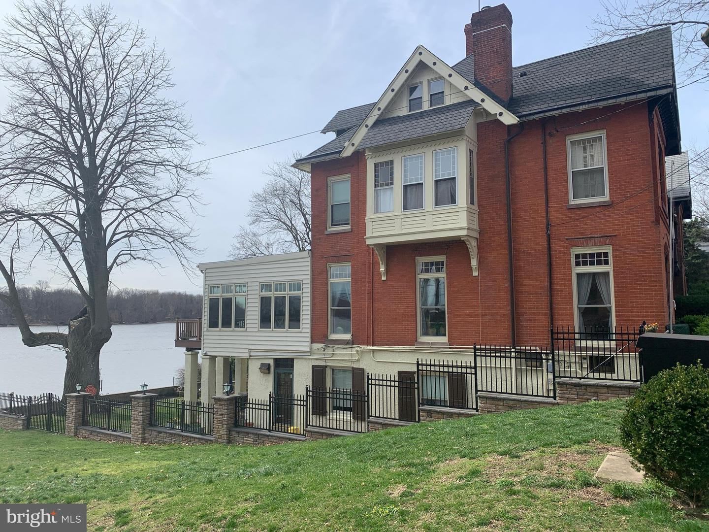 256 Radcliffe St – photo 2