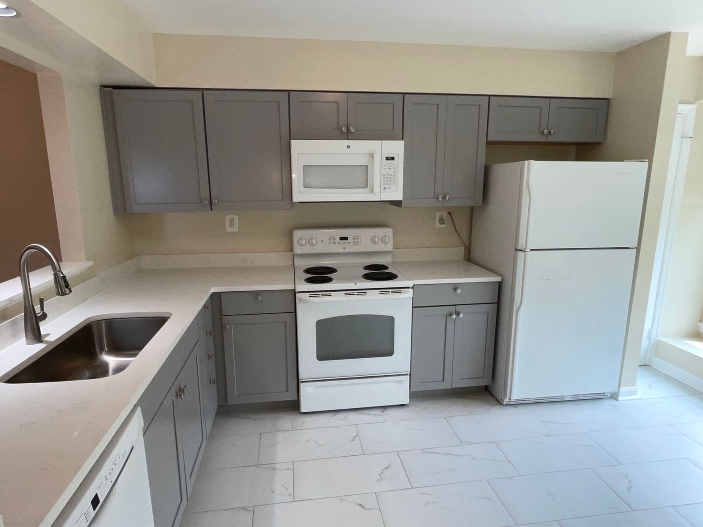 Gorgeous 3Br 2 Full Bath 2 Half Bath End Unit Townhome Located In The Woodmont Place Community Of Rockville – photo 5