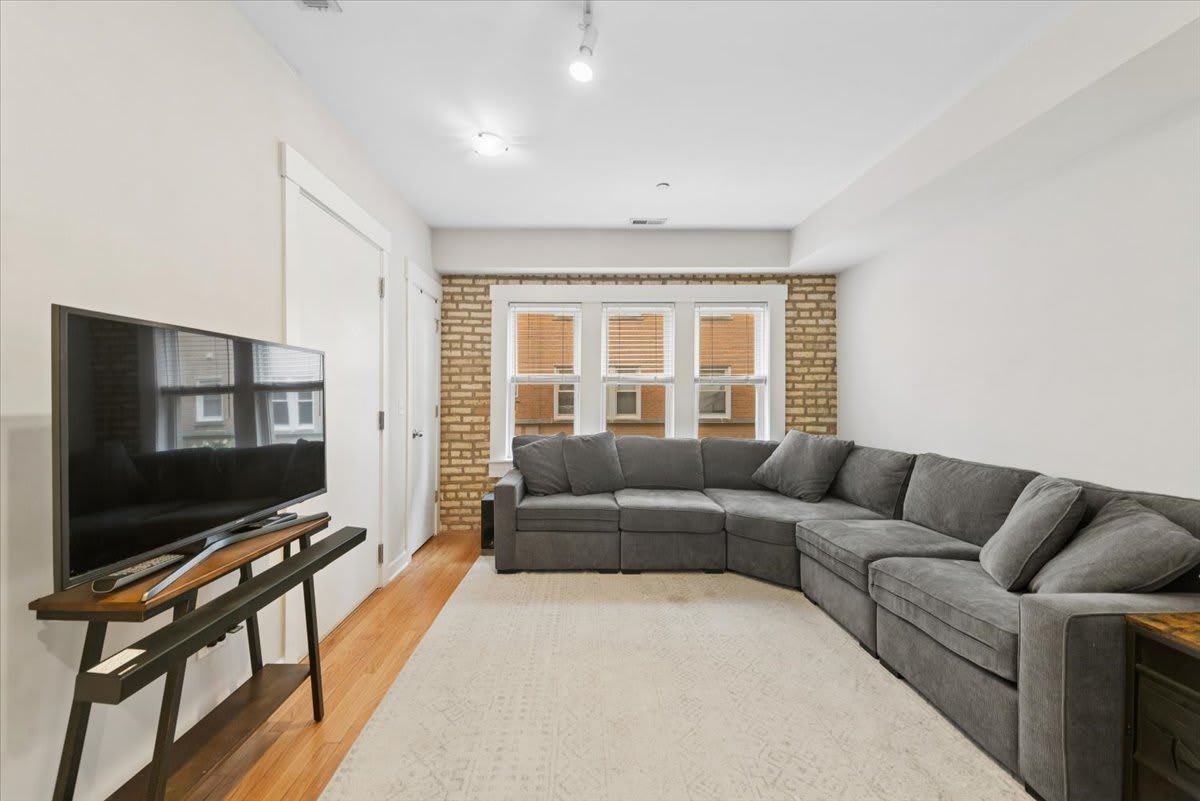 2541 Prairie Avenue – photo 2