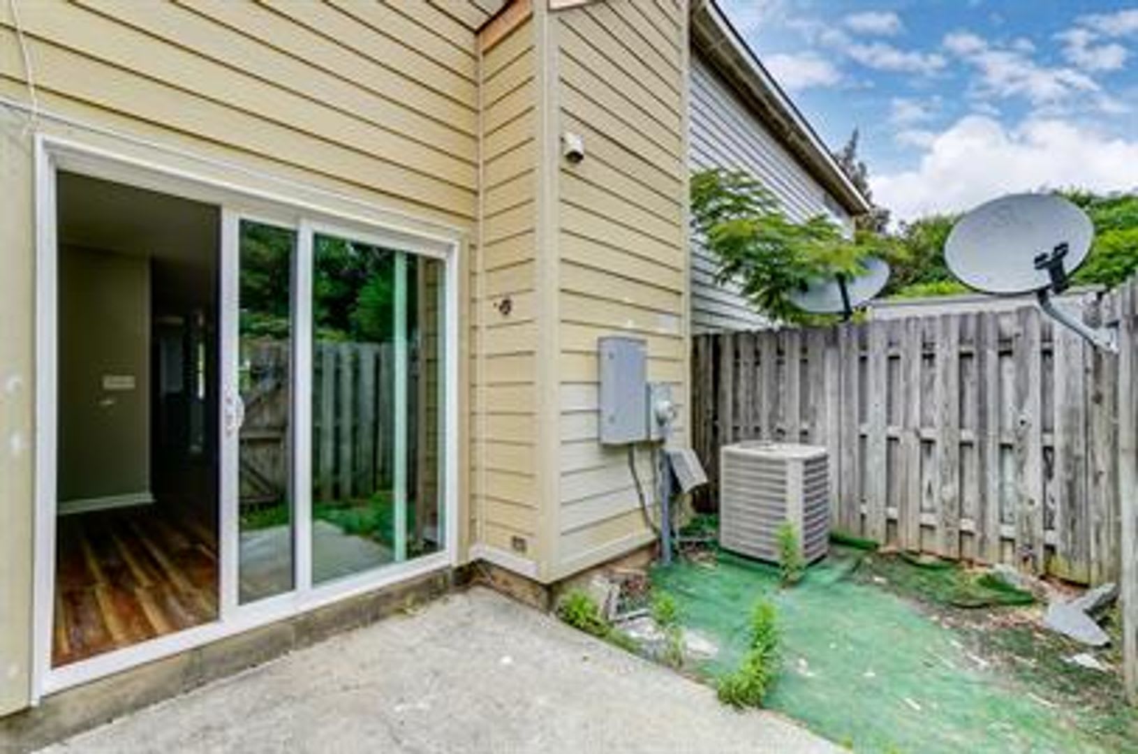 Charming 2 Bed 2 5 Bath Townhome In University Area 3821 Mosscroft Ln – photo 3