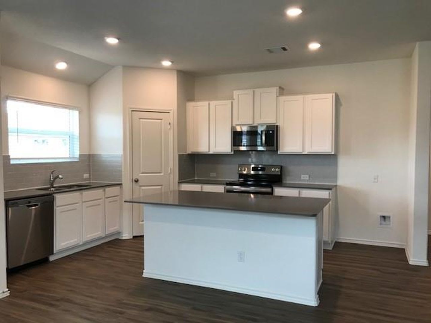 Conveniently Located 4 Bed / 2 Bath Hutto Home – photo 4
