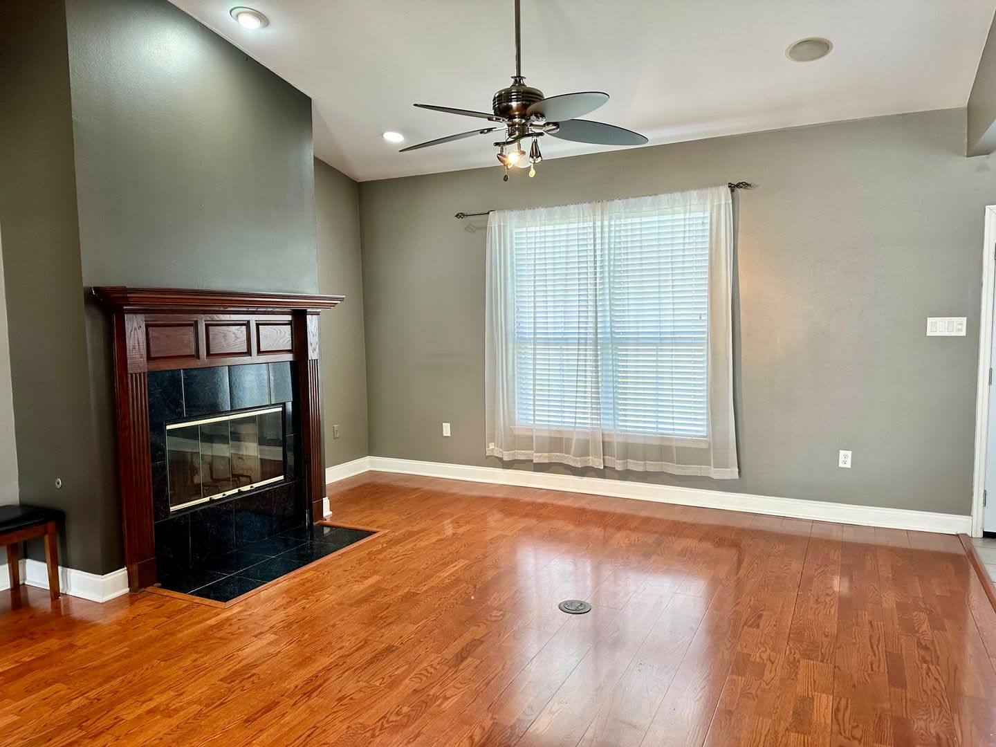 Spacious 3-Bedroom 2-Bathroom Brick Home – photo 4