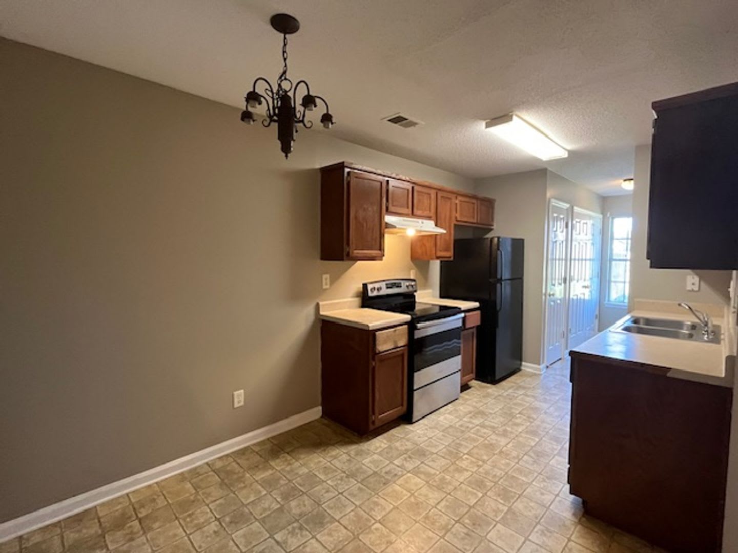 Renovated 3 Bedroom 3 Bath Townhome for Rent! – photo 2