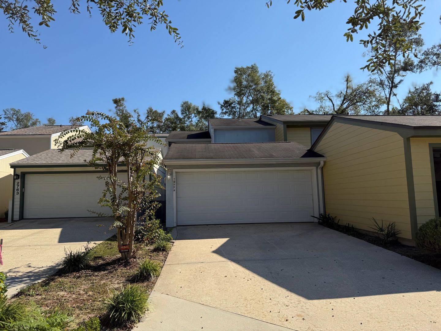 Townhome Off The Parkway With 2 Car Garage – photo 1