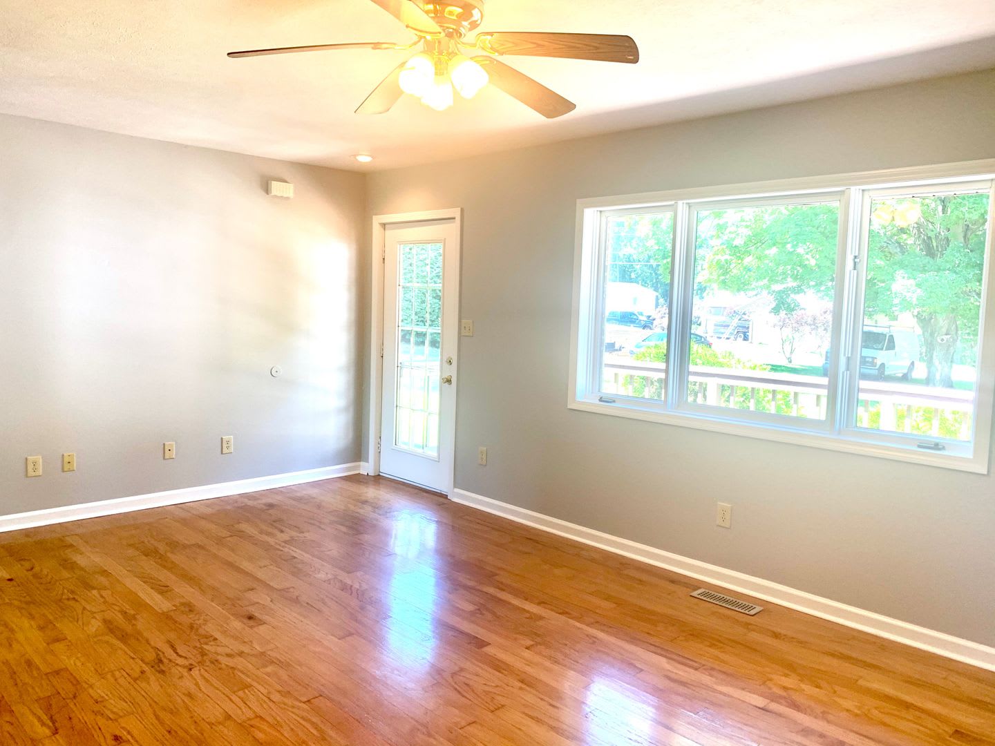Newly Renovated 3 Bed 2 Ba Home – photo 4