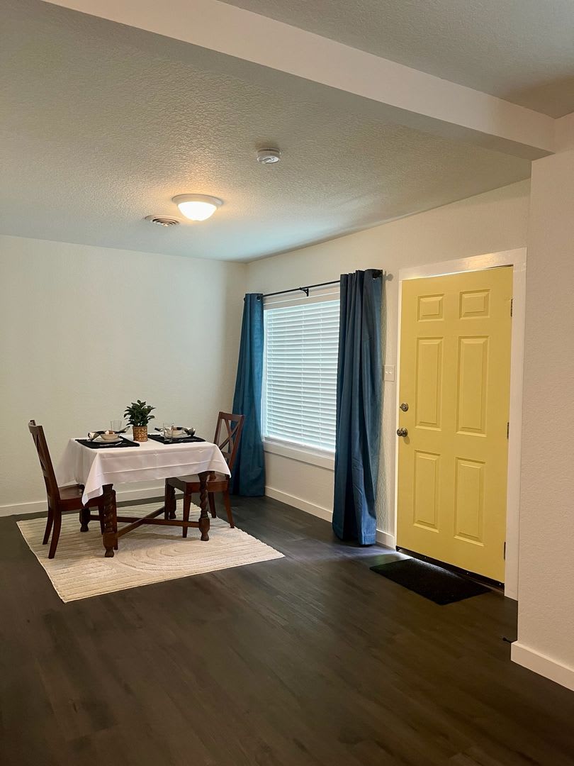 FOR LEASE!! Very nice home in town – photo 3
