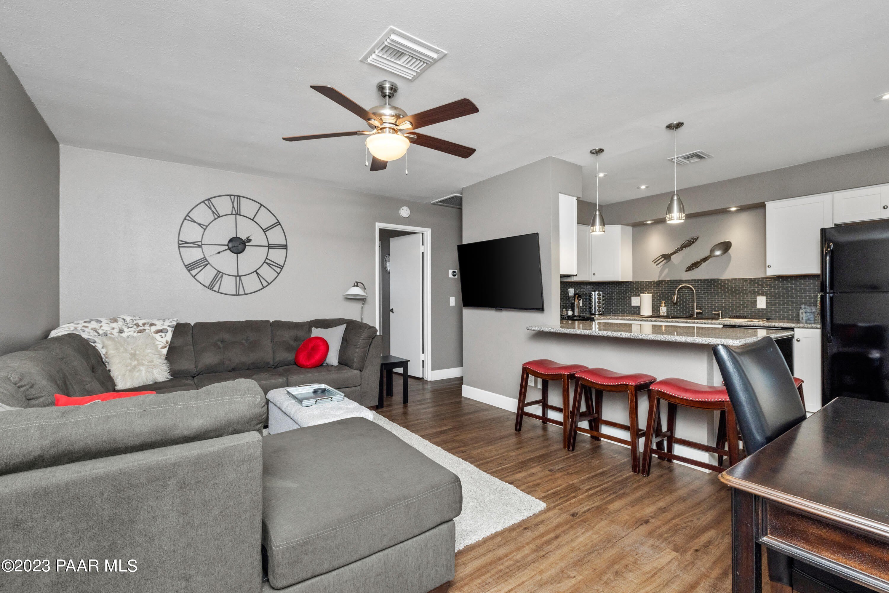 146 S Rush Street – photo 3