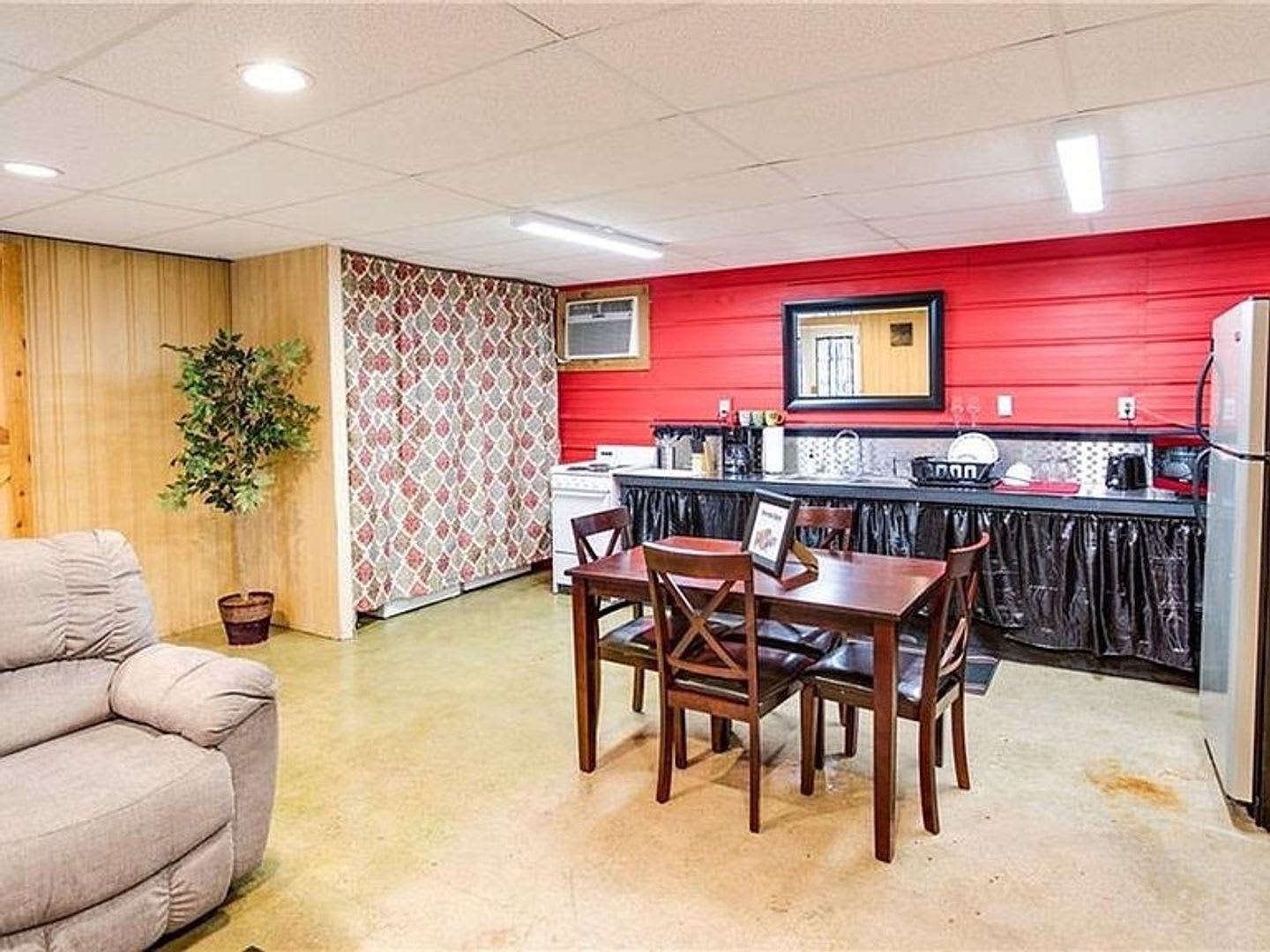 Cute, industrial-modern, and conveniently located!! – photo 3