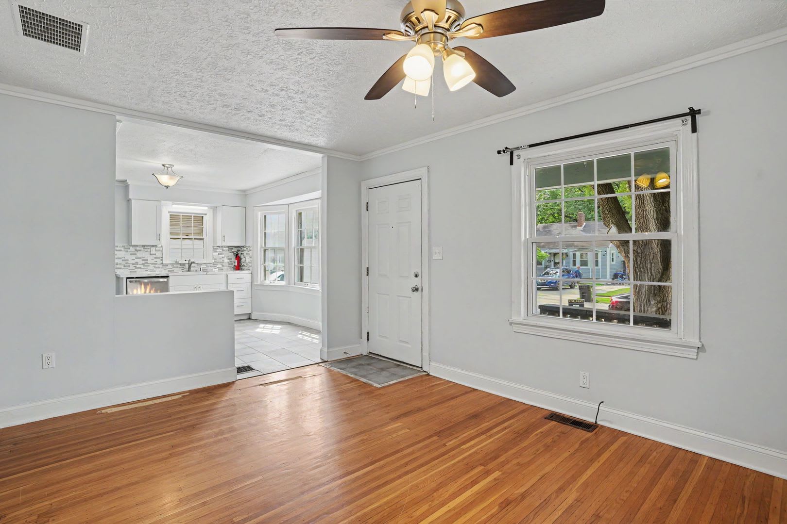 3 Bed 1 Bath Home Close To U Of L Churchill Downs – photo 3