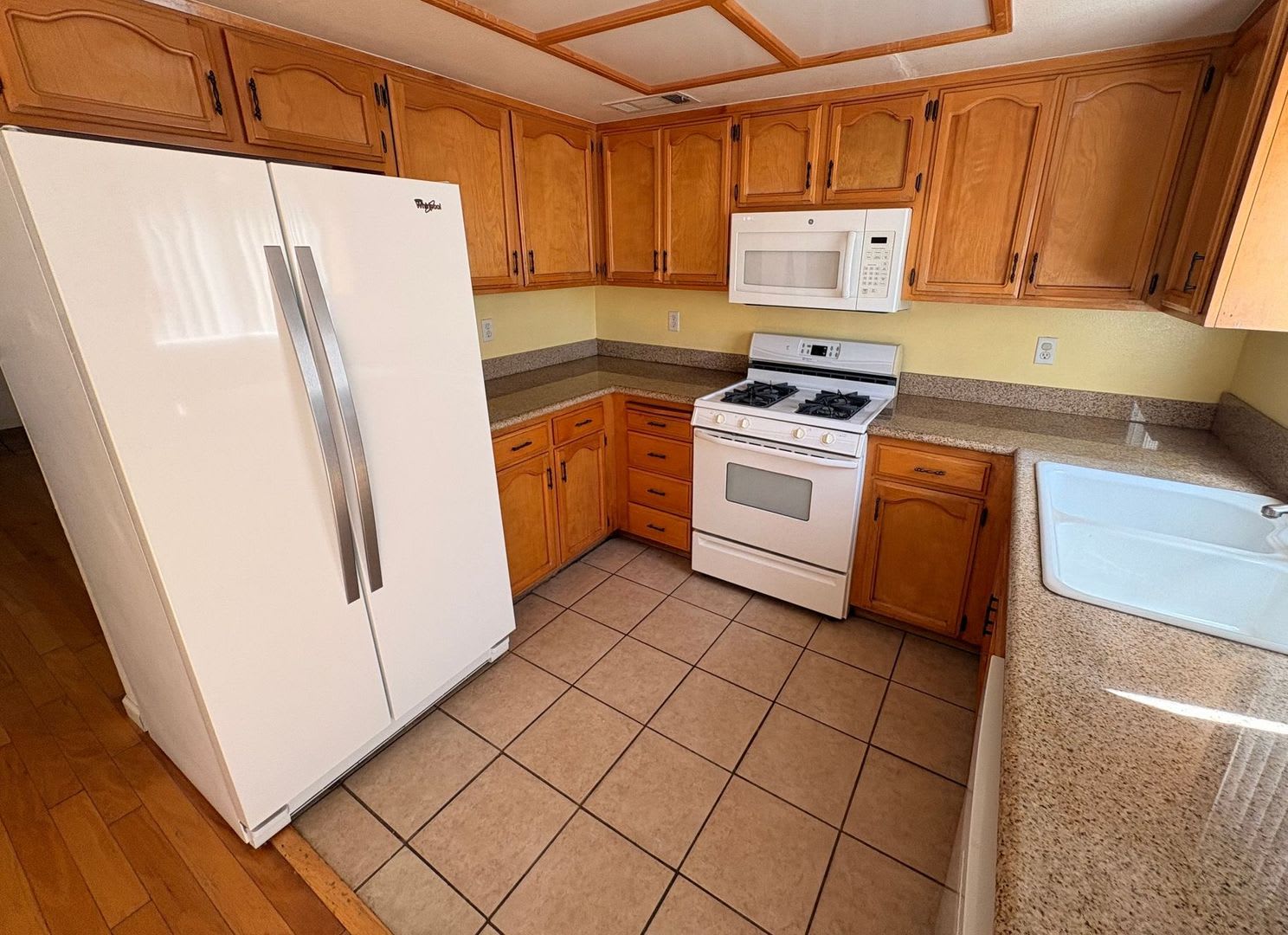 Cozy 3 Bed 2 5 Bath Home For Rent Near Mooney Blvd – photo 2