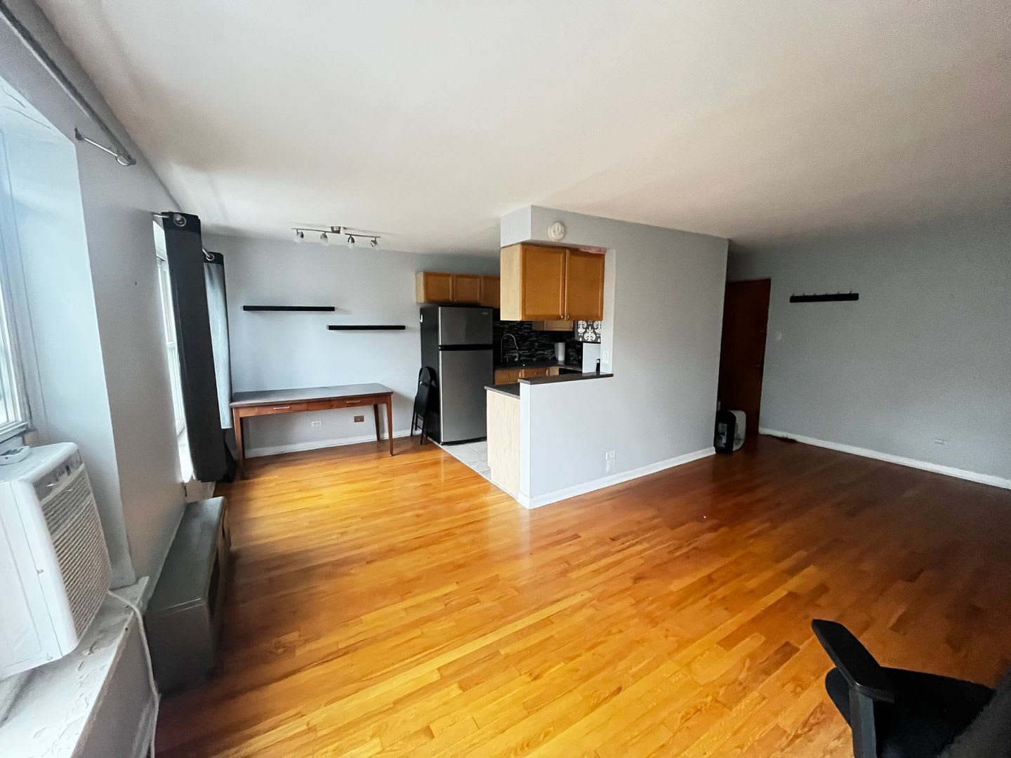 Spacious Updated 1 Bed / 1 Bath in Prime Rogers Park Location – In-Unit Laundry! – photo 1