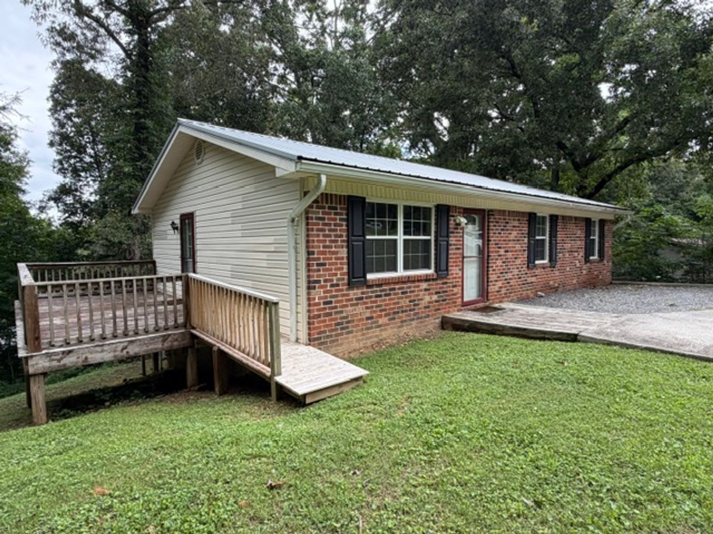 3 Bedroom 2 Bathroom Ranch Style Home With Full Finished Basement Lawncare Included Pets Allowed With Pet Fees – photo 2