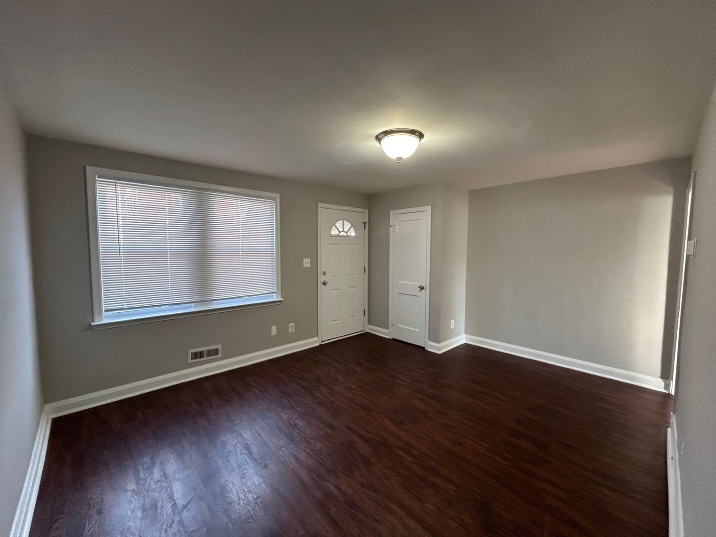 3 Bedrooms and 1.5 baths Available! – photo 4