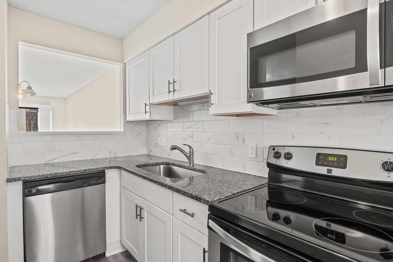 Delightful Two bedroom townhouse available NOW – photo 4